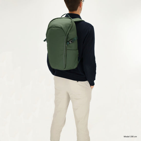 Rucksack 47x30cm in Dunkelgrün mit Brustgurt und Aufsteckfunktion - leder-accessoires.com