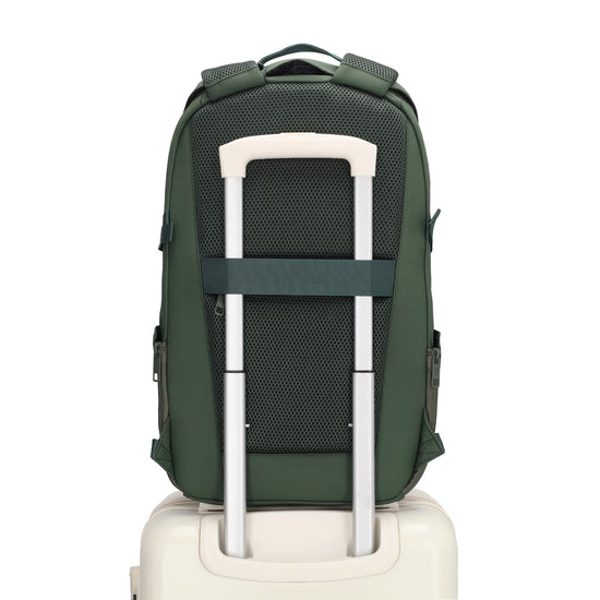 Rucksack 47x30cm in Dunkelgrün mit Brustgurt und Aufsteckfunktion - leder-accessoires.com