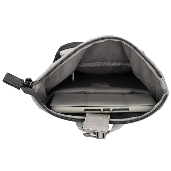 Rucksack 38x29cm in Grau mit Überschlag und Reißverschluss - leder-accessoires.com