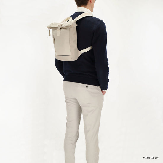 Rucksack 38x29cm in Beige | Creme mit Überschlag und Reißverschluss - leder-accessoires.com