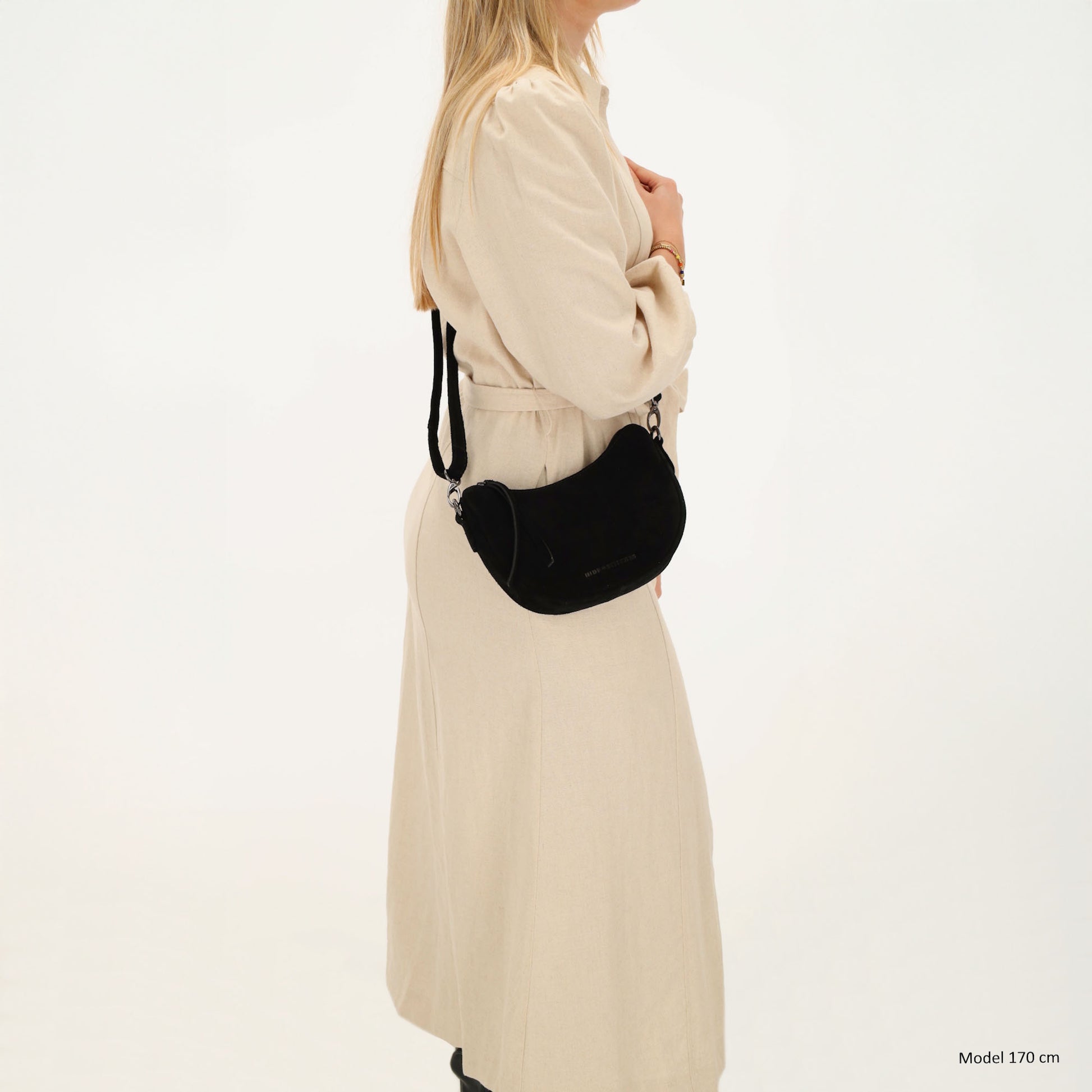 Schwarze Wildleder Halbmond Bag 22x16cm minimal Chic - leder-accessoires.com