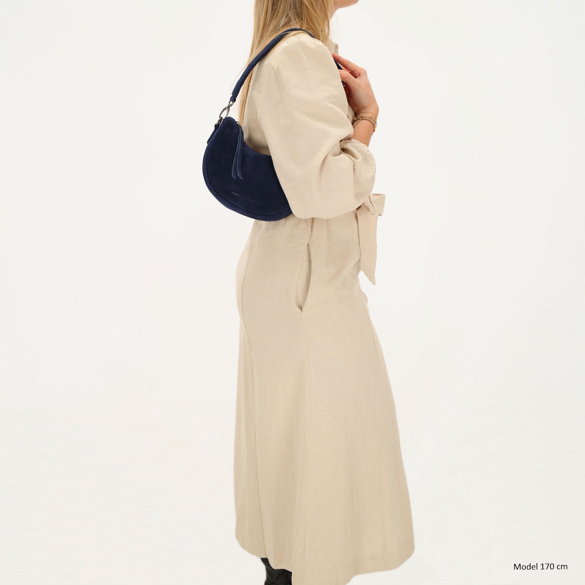 Blaue Wildleder Tasche 22x16cm Halbmond Sommer 2026 - leder-accessoires.com