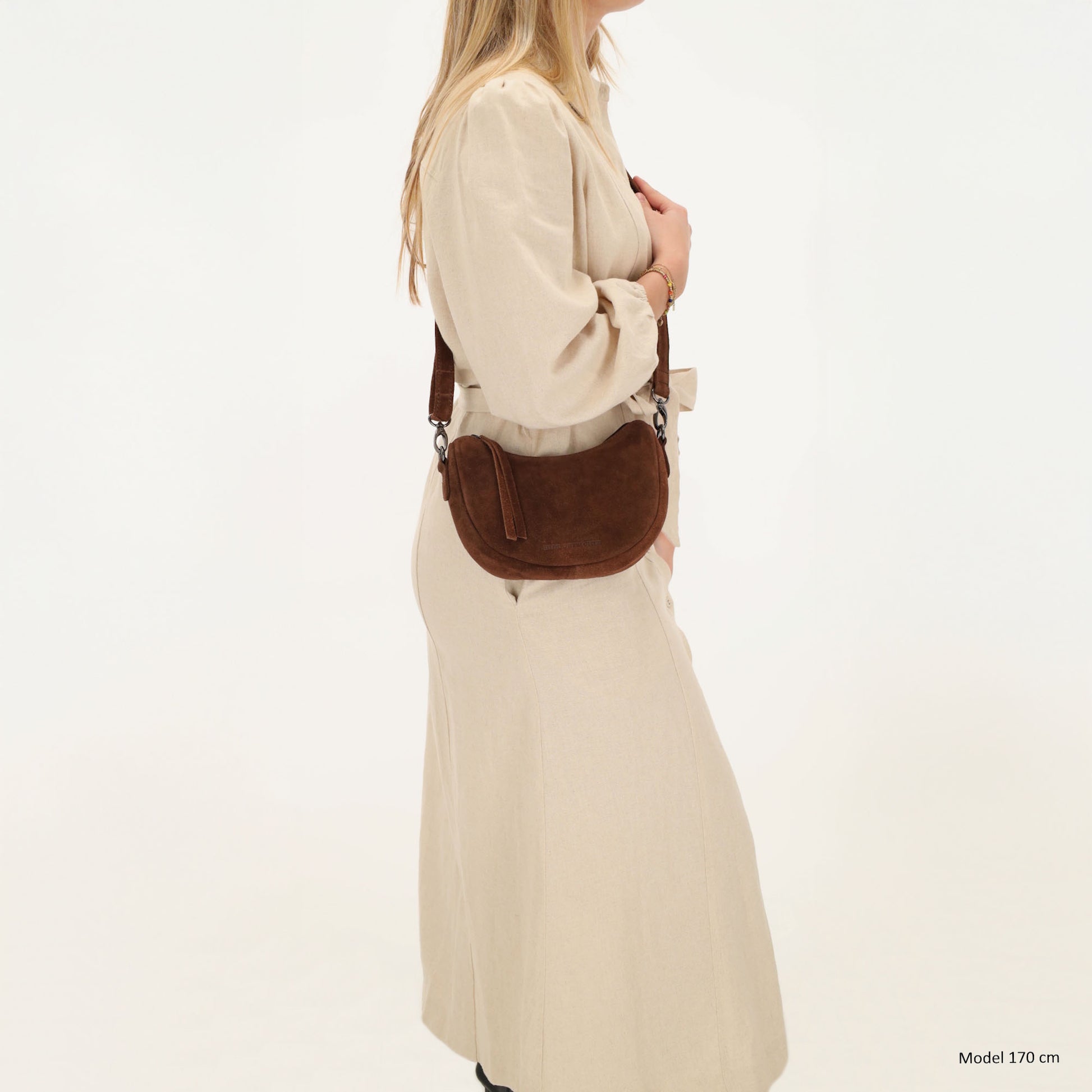 Dunkelbraune Wildleder Umhängetasche 22x16cm Halbmond - leder-accessoires.com
