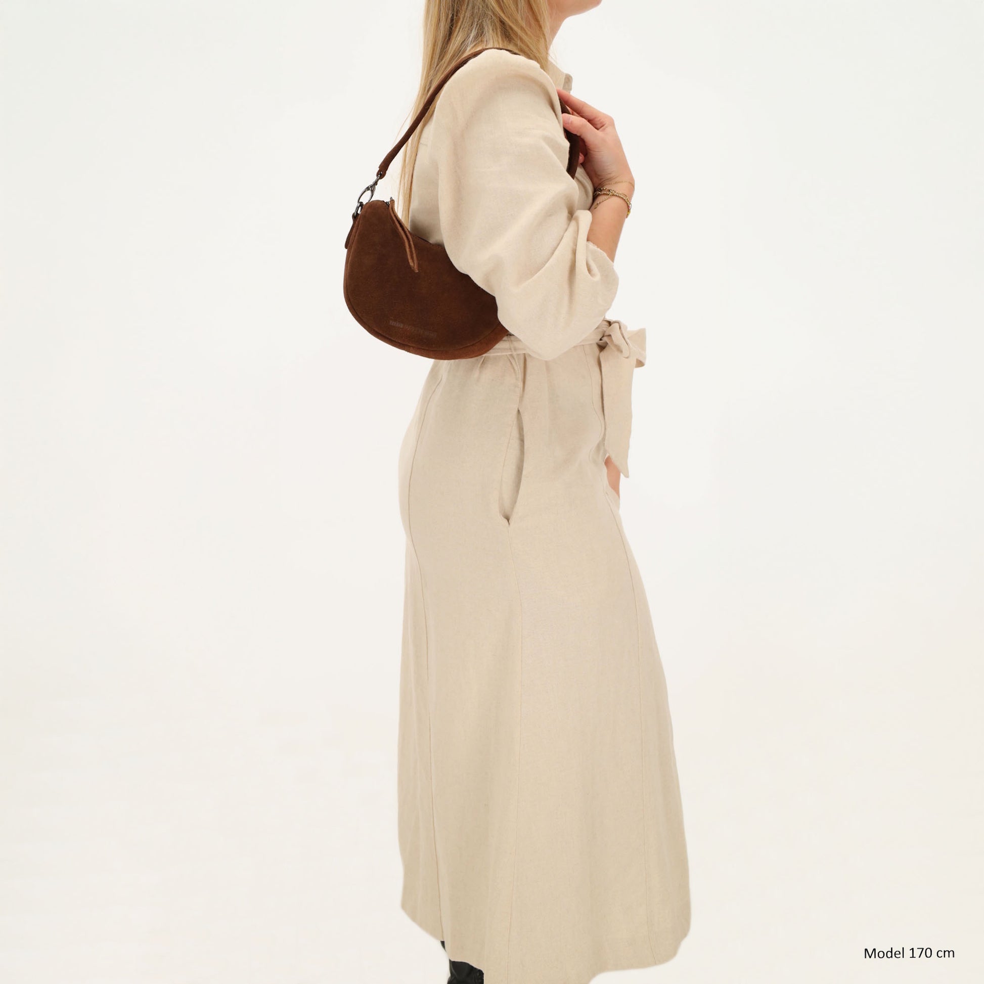 Dunkelbraune Wildleder Umhängetasche 22x16cm Halbmond - leder-accessoires.com