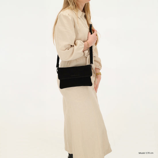 Umhängetasche 24,5x16cm Schwarz aus Wildleder - leder-accessoires.com