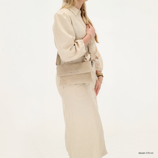 Umhängetasche 24,5x16cm Creme aus Wildleder - leder-accessoires.com
