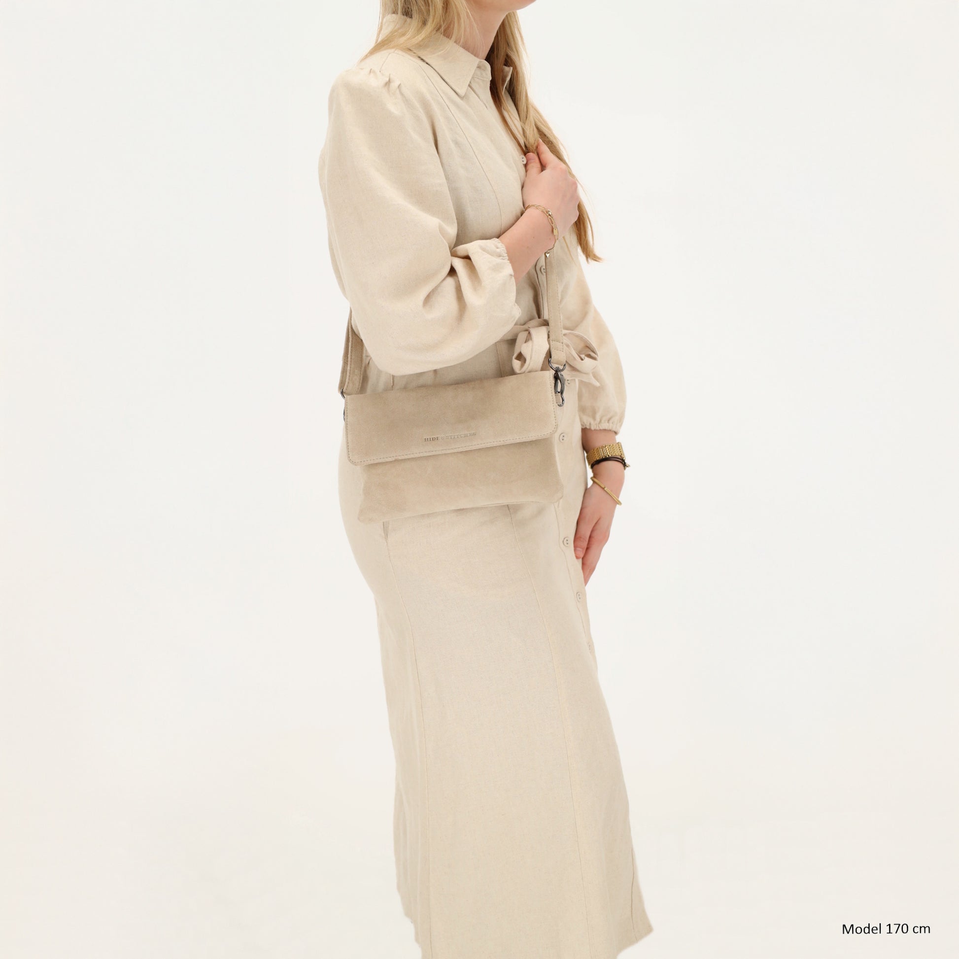 Umhängetasche 24,5x16cm Creme aus Wildleder - leder-accessoires.com