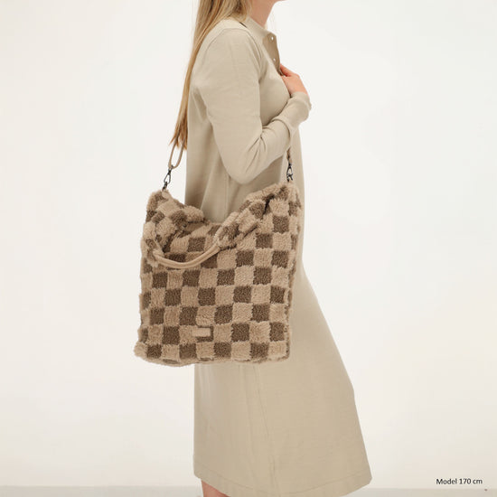 Shopper aus Kunstfell in Taupe mit Karomuster – Große Damentasche 33,5x58 cm mit Reißverschluss - leder-accessoires.com