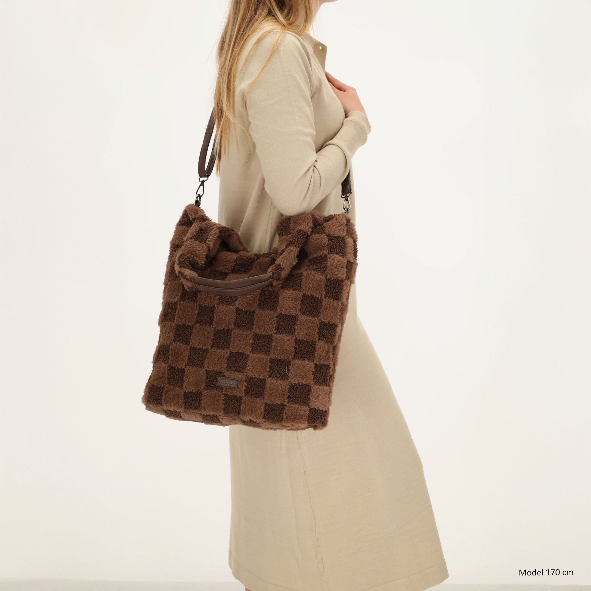 Shopper aus Kunstfell in Braun mit Karomuster – Große Damentasche 33,5x58 cm mit Reißverschluss - leder-accessoires.com