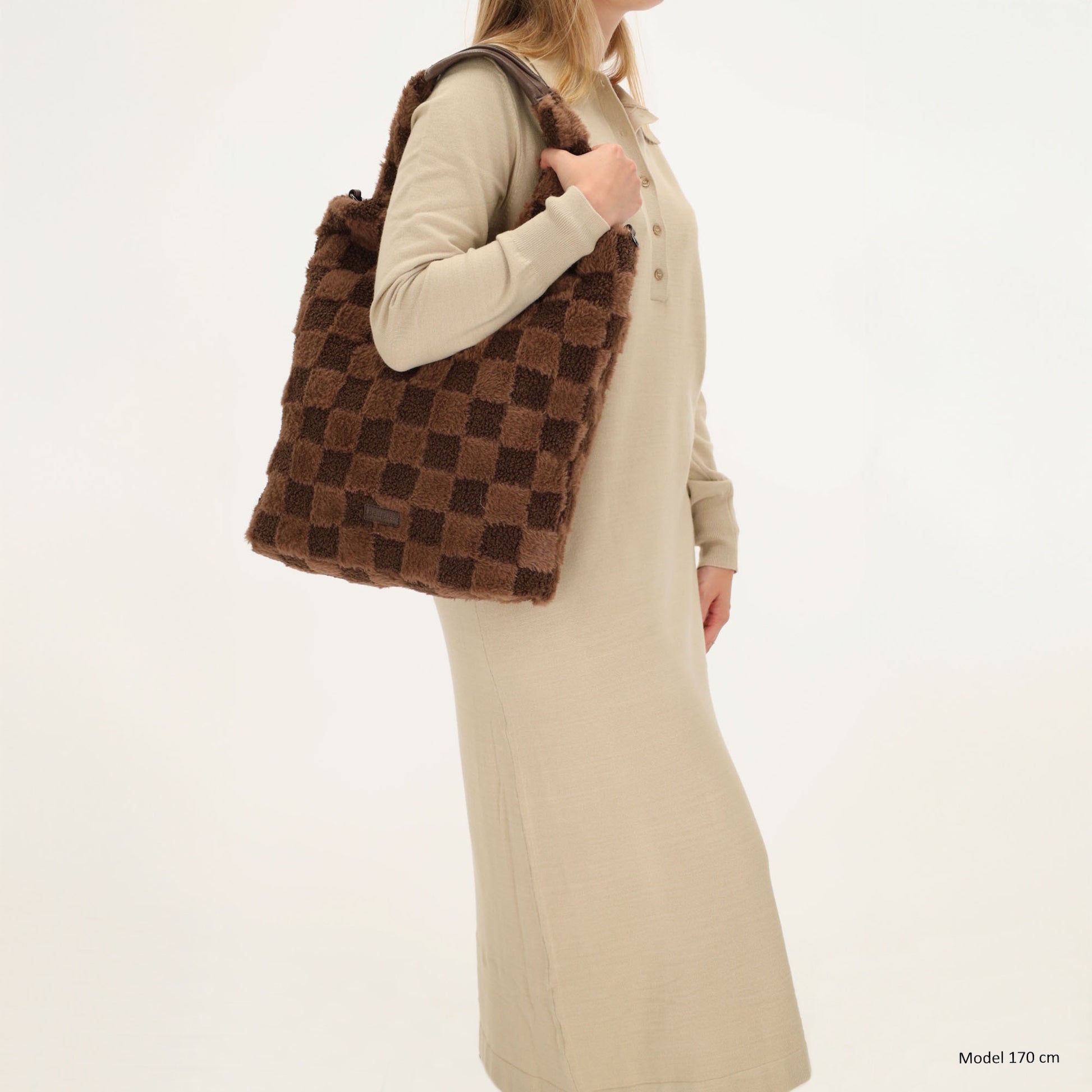 Shopper aus Kunstfell in Braun mit Karomuster – Große Damentasche 33,5x58 cm mit Reißverschluss - leder-accessoires.com