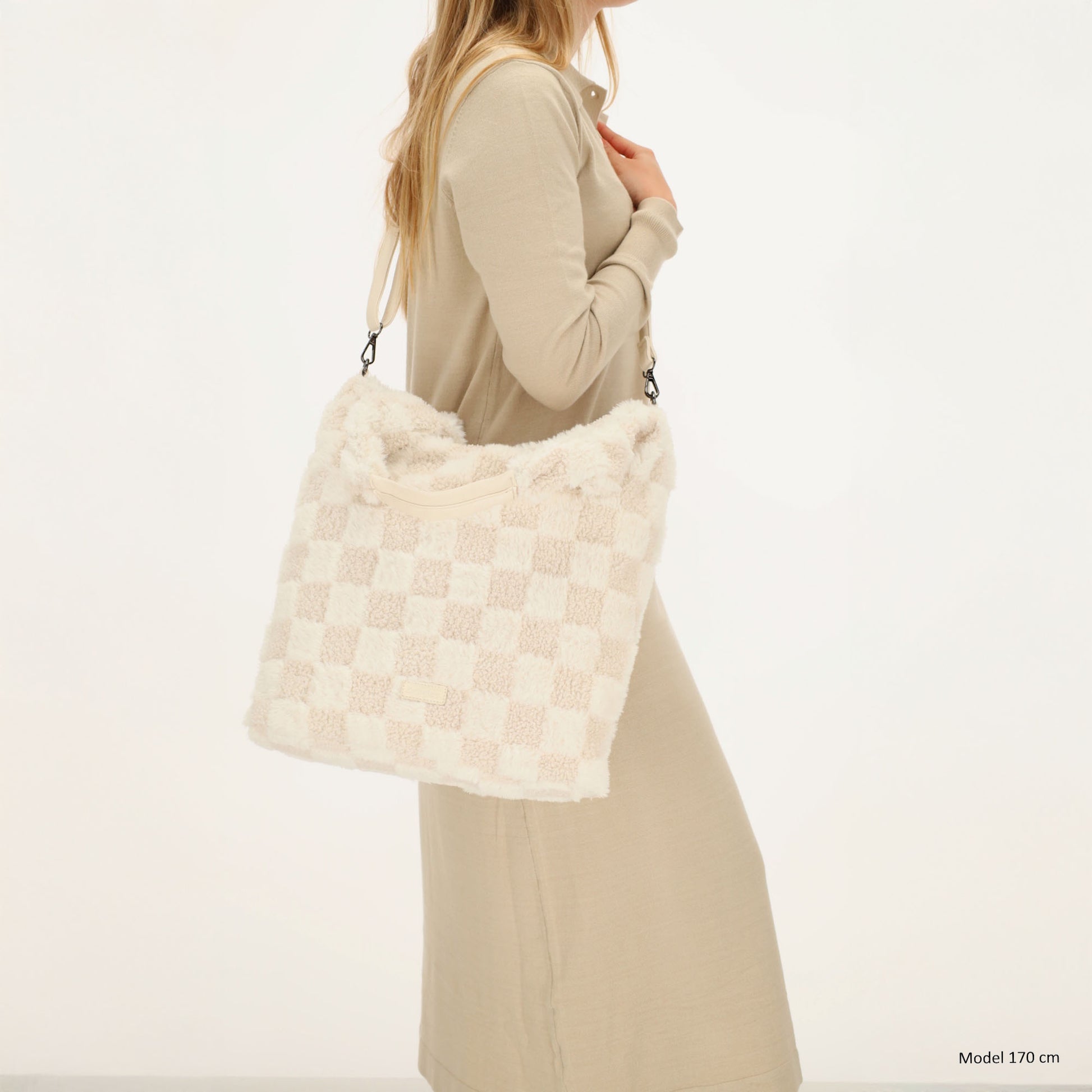 Shopper aus Kunstfell in Creme mit Karomuster – Große Damentasche 33,5x58 cm mit Reißverschluss - leder-accessoires.com