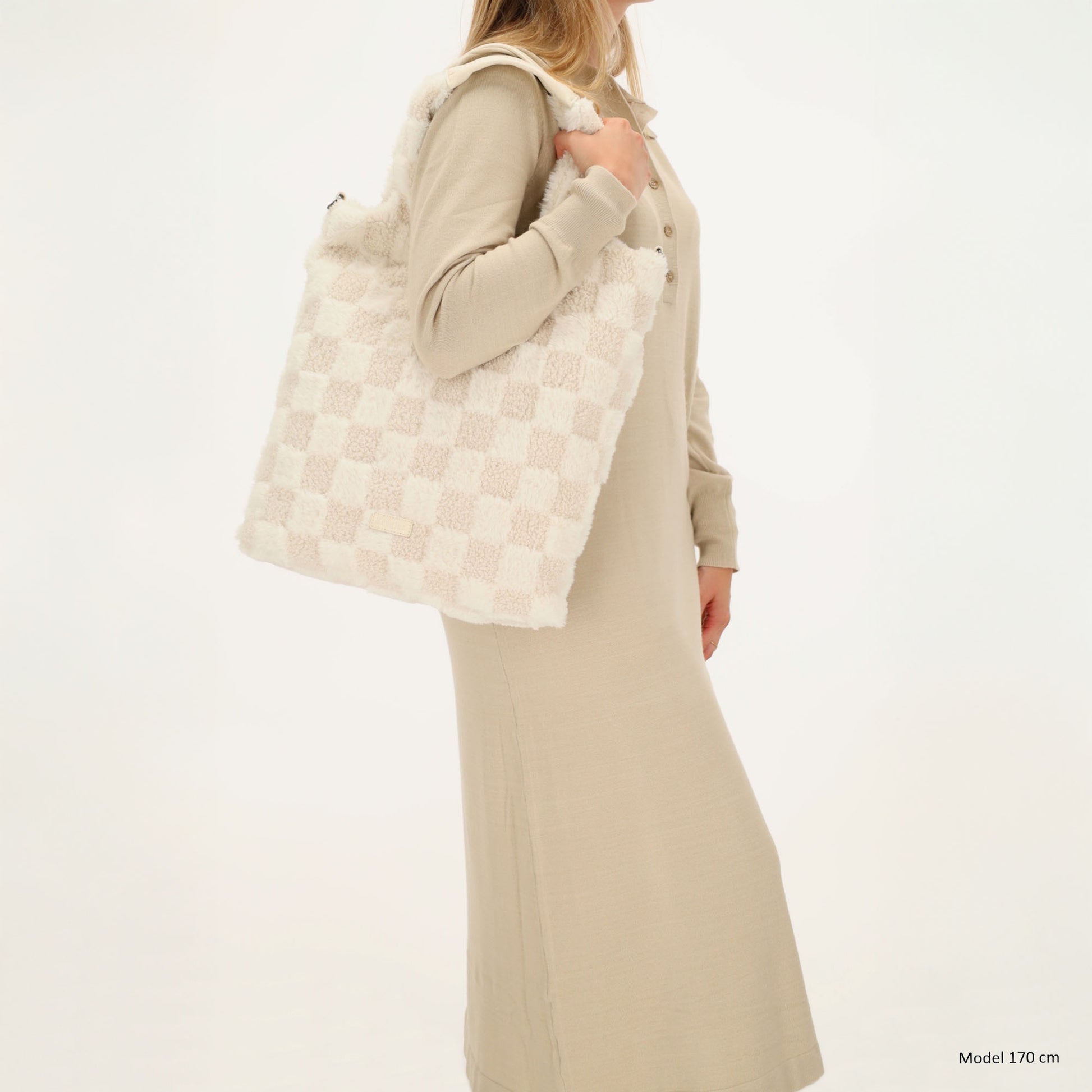 Shopper aus Kunstfell in Creme mit Karomuster – Große Damentasche 33,5x58 cm mit Reißverschluss - leder-accessoires.com