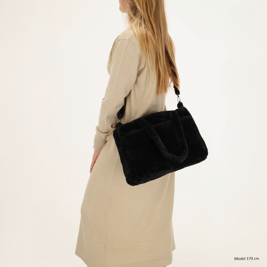 Trendige Handtasche 36x24cm in Schwarz aus Kunstfell – Hand- & Umhängetasche - leder-accessoires.com
