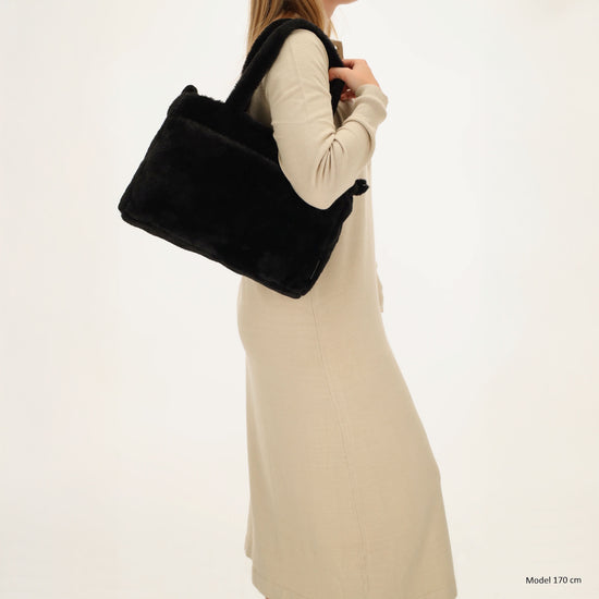 Trendige Handtasche 36x24cm in Schwarz aus Kunstfell – Hand- & Umhängetasche - leder-accessoires.com