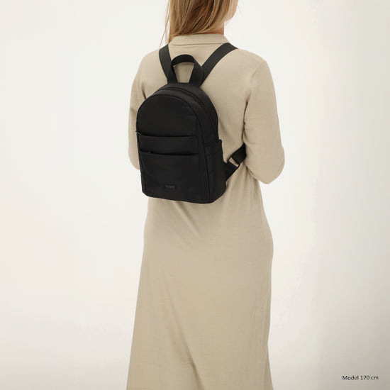 Cityrucksack 29x23cm in Schwarz mit Reißverschluss - leder-accessoires.com