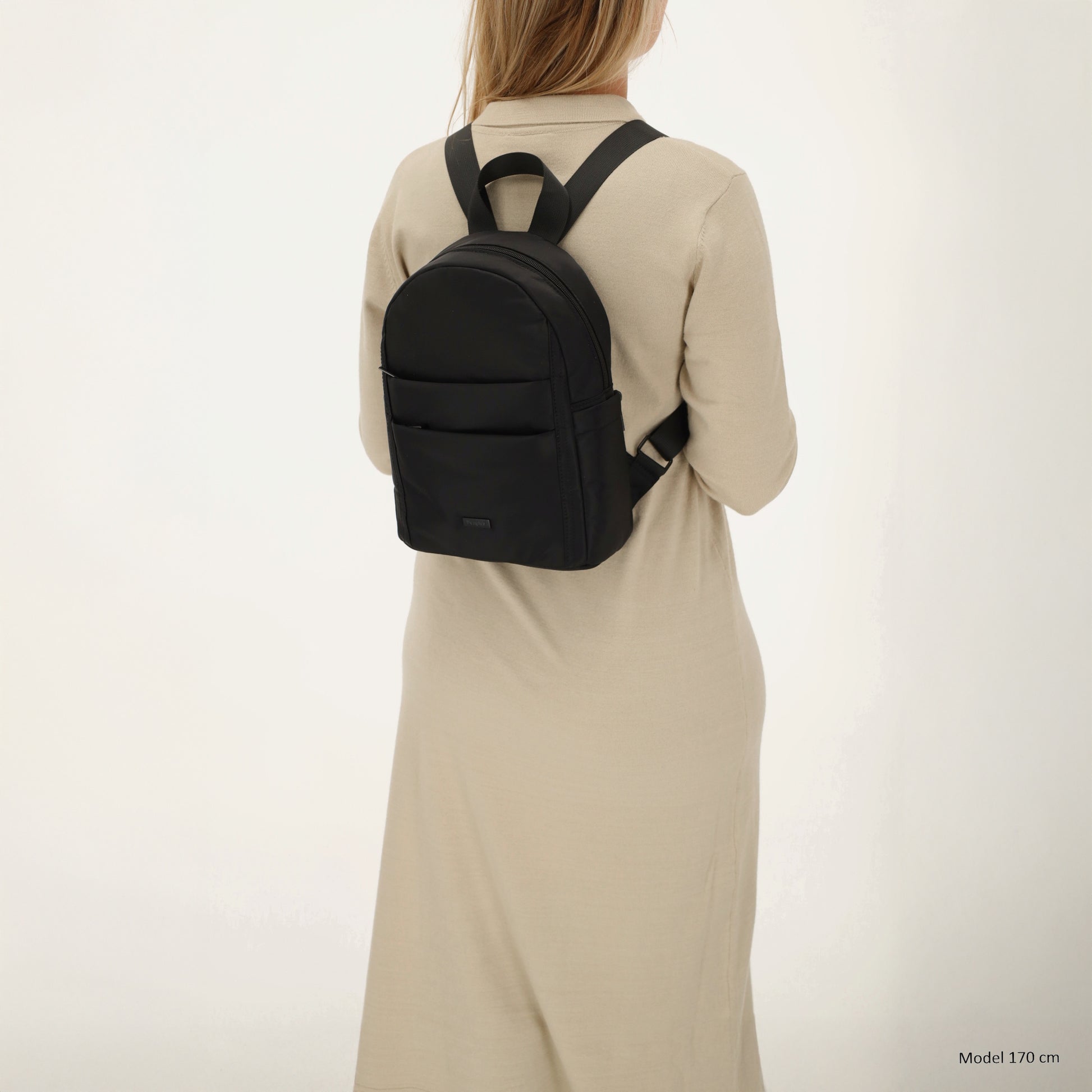 Cityrucksack 29x23cm in Schwarz mit Reißverschluss - leder-accessoires.com