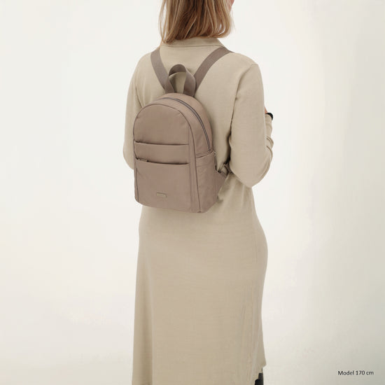 Cityrucksack 29x23cm in Taupe mit Reißverschluss - leder-accessoires.com