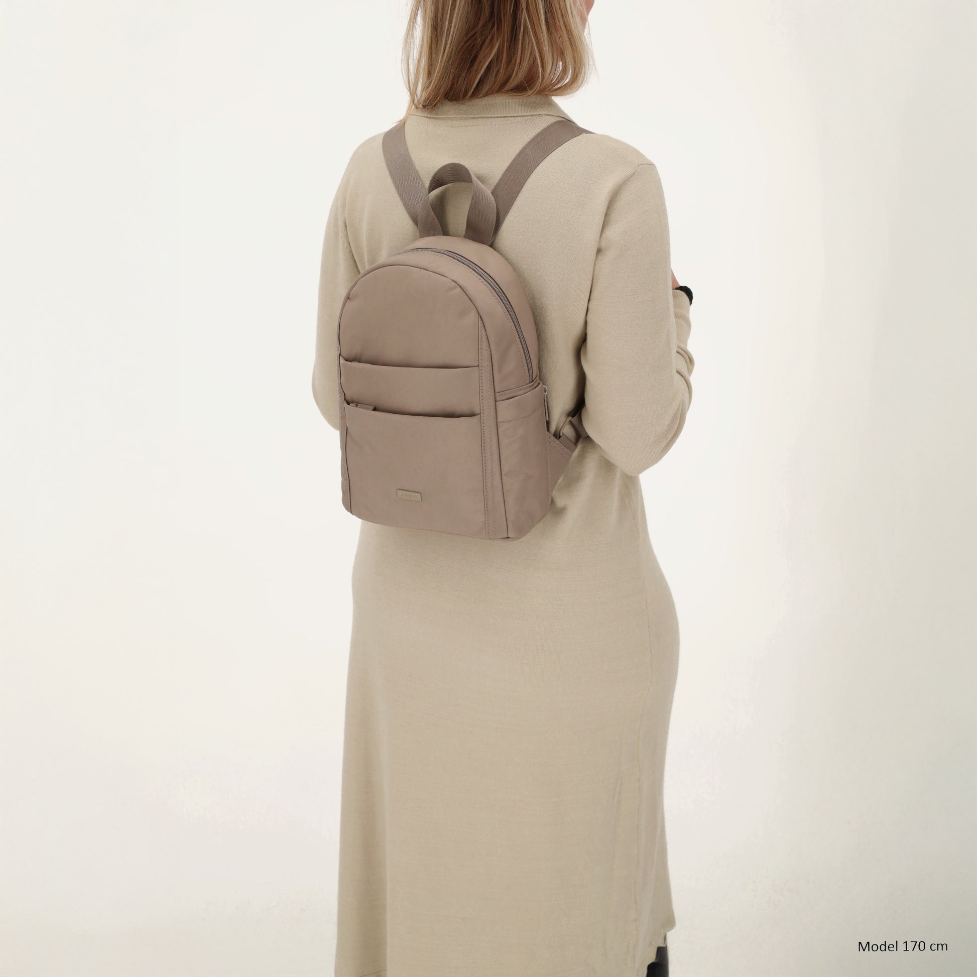 Cityrucksack 29x23cm in Taupe mit Reißverschluss - leder-accessoires.com