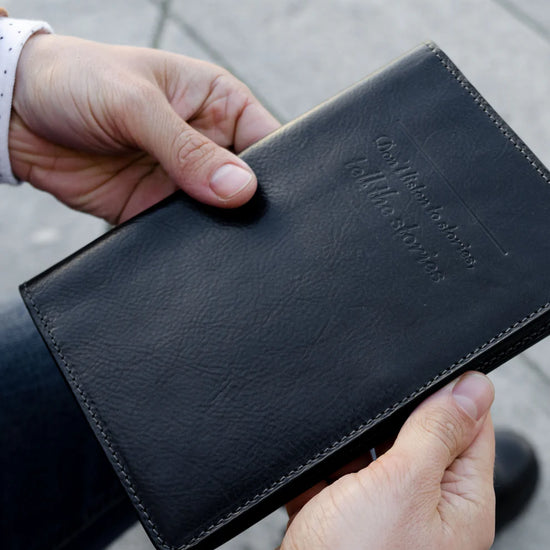 Briefmappe| Passhülle 14,5 x 20,5cm in Schwarz mit Druckknopf - leder-accessoires.com