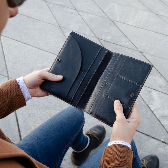 Briefmappe| Passhülle 14,5 x 20,5cm in Schwarz mit Druckknopf - leder-accessoires.com