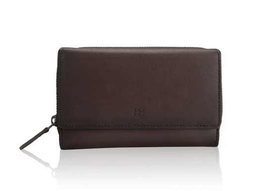 Braune Damenbörse aus handverlesenem Rindsleder im Querformat mit Überschlag