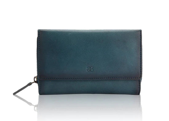 Blaue Damenbörse aus handverlesenem Rindsleder im Querformat mit Überschlag