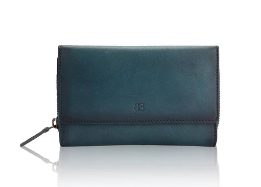 Blaue Damenbörse aus handverlesenem Rindsleder im Querformat mit Überschlag
