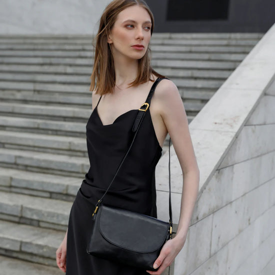 Umhängetasche|Crossover 24 x 17cm in Schwarz aus Leder mit Überschlag - leder-accessoires.com
