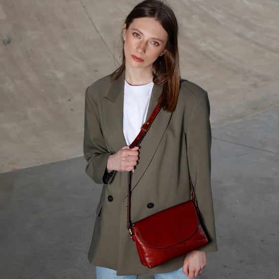 Umhängetasche|Crossover 24 x 17cm in Rot aus Leder mit Überschlag - leder-accessoires.com