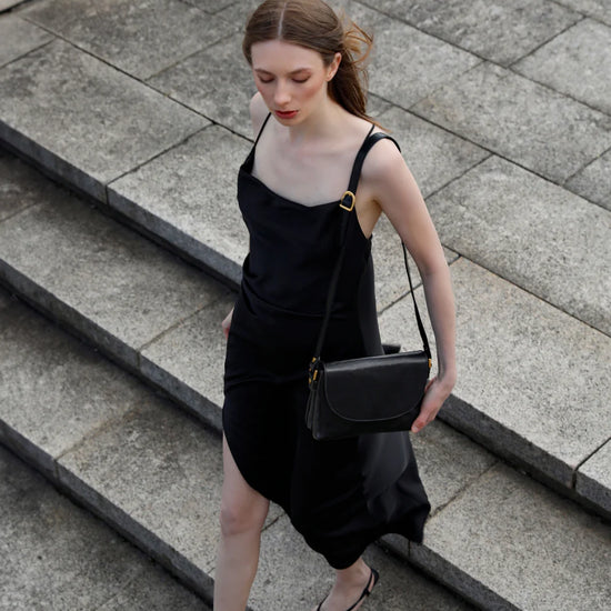 Umhängetasche|Crossover 24 x 17cm in Schwarz aus Leder mit Überschlag - leder-accessoires.com