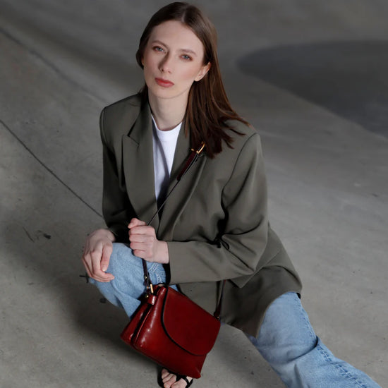 Umhängetasche|Crossover 24 x 17cm in Rot aus Leder mit Überschlag - leder-accessoires.com