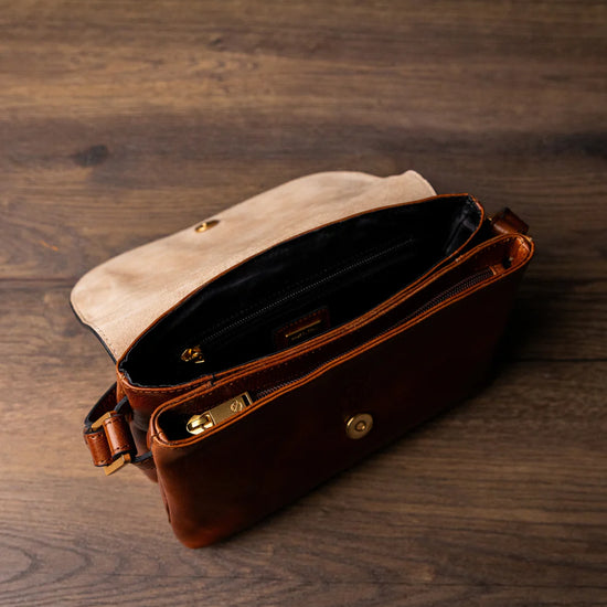 Umhängetasche|Crossover 24 x 17cm in Cognac aus Leder mit Überschlag - leder-accessoires.com