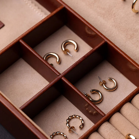 Schmuckdose 29,5 x 20,5m in Cognac mit Deckel und Druckknöpfen - leder-accessoires.com
