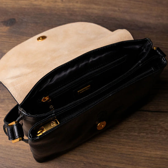 Umhängetasche|Crossover 24 x 17cm in Schwarz aus Leder mit Überschlag - leder-accessoires.com