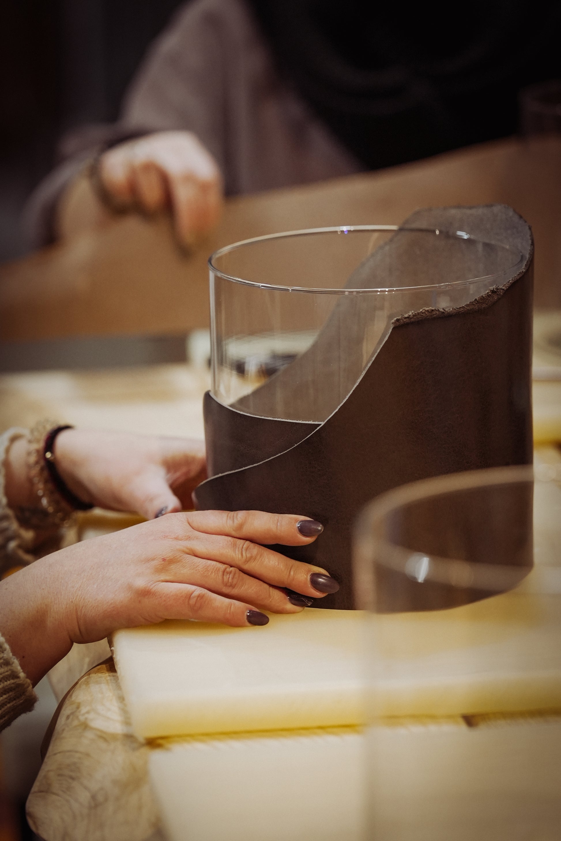 GLAS TRIFFT LEDER – Dein Design-Workshop │ 21. MÄRZ 2026 - leder-accessoires.com