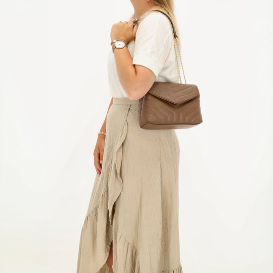 Schultertasche 25x15cm in Taupe mit gestepptem Leder und Kettenriemen Gold - leder-accessoires.com