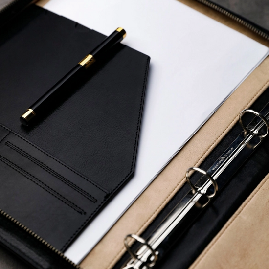 Dokumenten-|Schreibmappe 26x4x34cm in Schwarz mit Griff - leder-accessoires.com