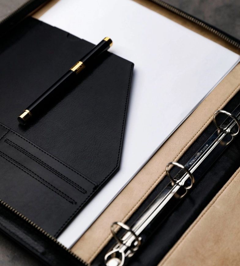 Dokumenten-|Schreibmappe 26x4x34cm in Schwarz mit Griff - leder-accessoires.com