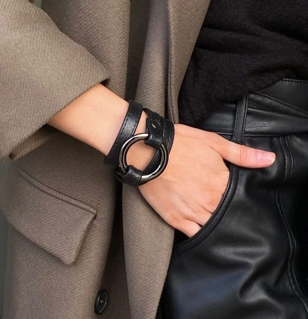 DEIN STIL. DEIN LEDER. DEIN SPRUCH. - Workshop für Lederarmbänder und Lederringe │ SAMSTAG 09. MAI 2026 18 UHR - leder-accessoires.com