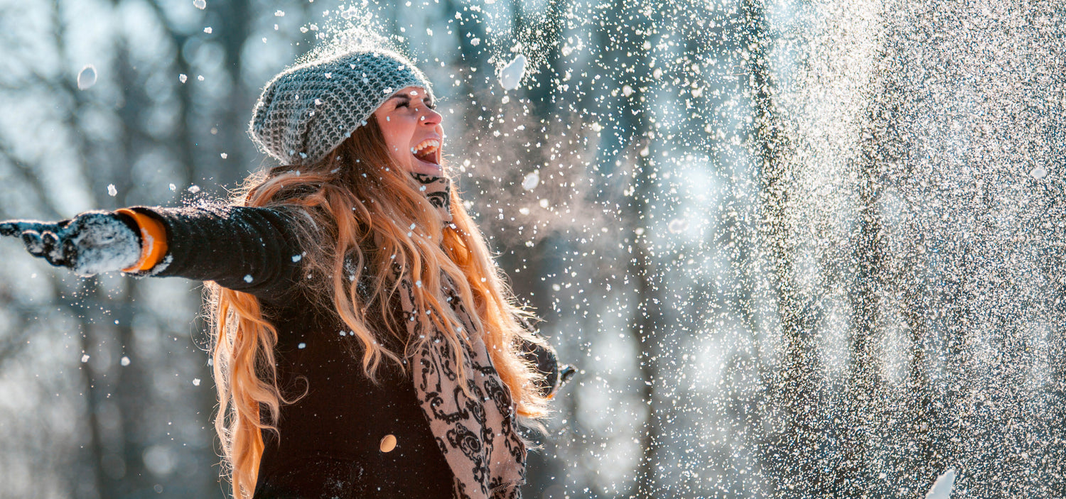 Winter Sale Banner mit verschneitem Hintergrund, warm gekleideten Models und gut sichtbarem Sale-Schriftzug.