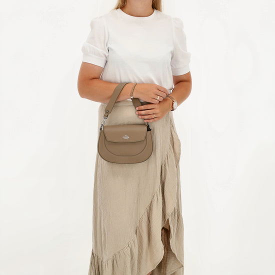 Schultertasche 23x13,5cm in Taupe mit Reißverschluss und Überschlag - leder-accessoires.com