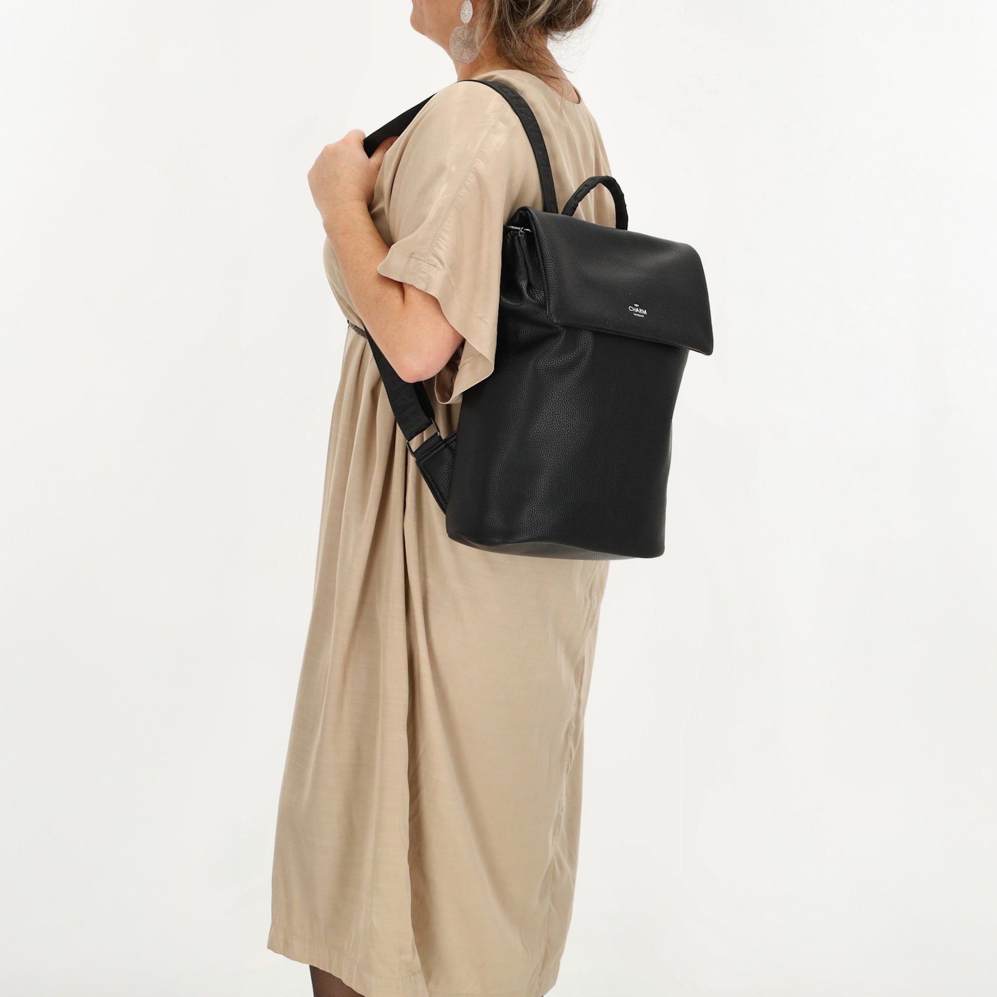 Rucksack 35 x 30cm in Schwarz mit Überschlag in Leder-Optik - leder-accessoires.com