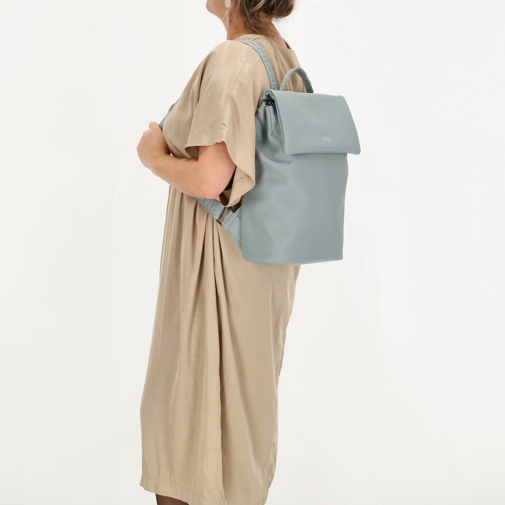 Rucksack 35 x 30cm in Hellblau mit Überschlag in Leder-Optik - leder-accessoires.com