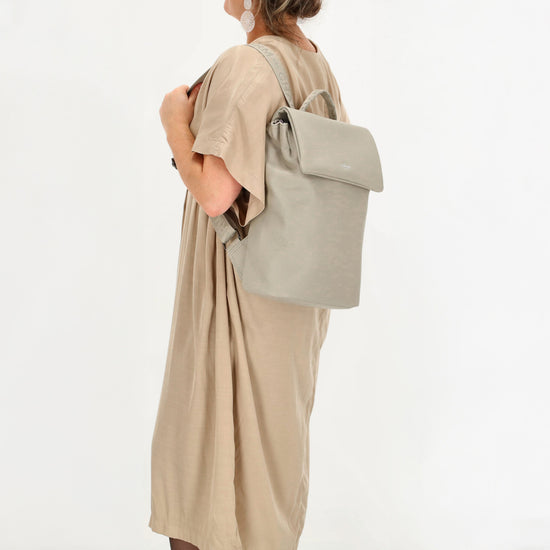 Rucksack 35 x 30cm in Hellgrau mit Überschlag in Leder-Optik - leder-accessoires.com