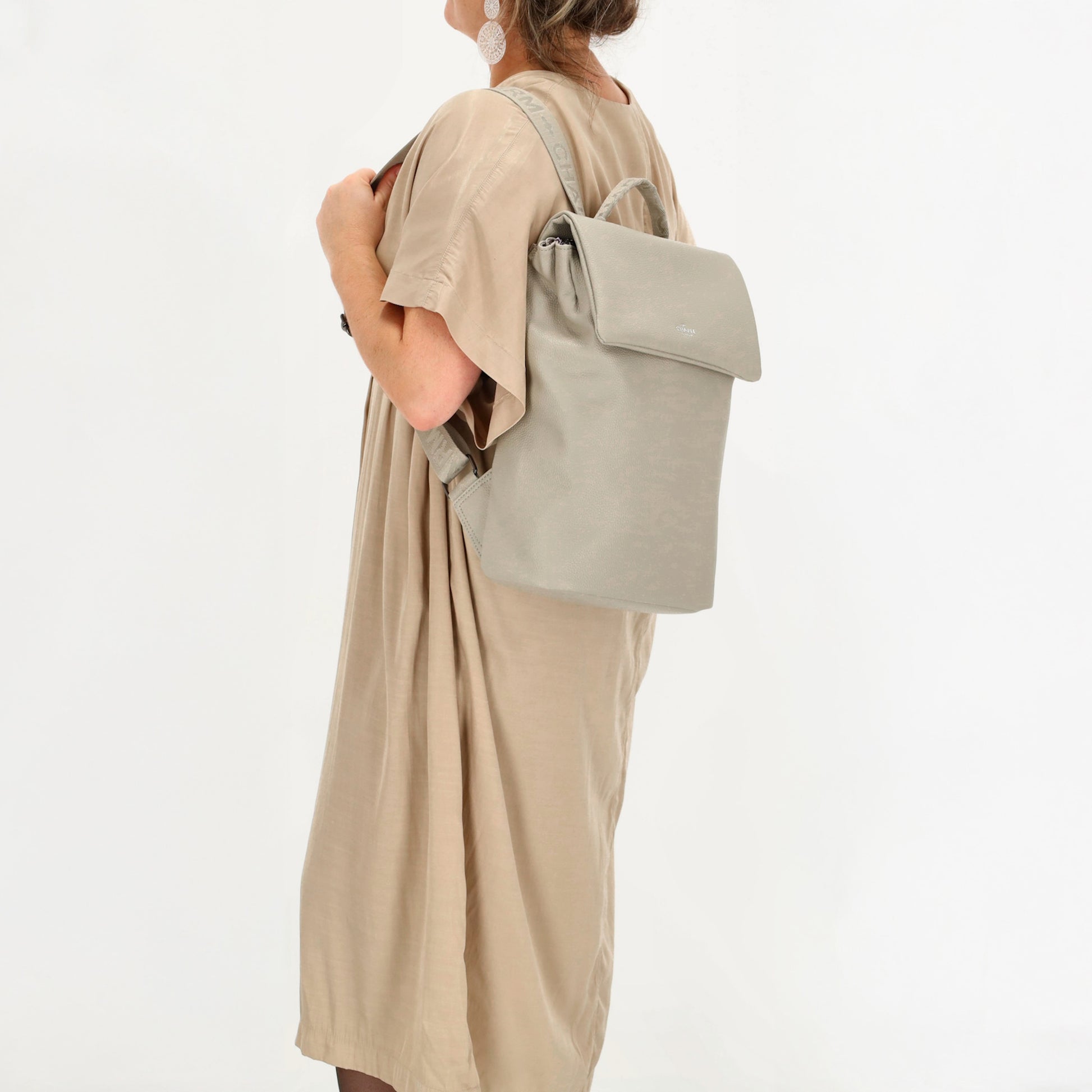 Rucksack 35 x 30cm in Hellgrau mit Überschlag in Leder-Optik - leder-accessoires.com