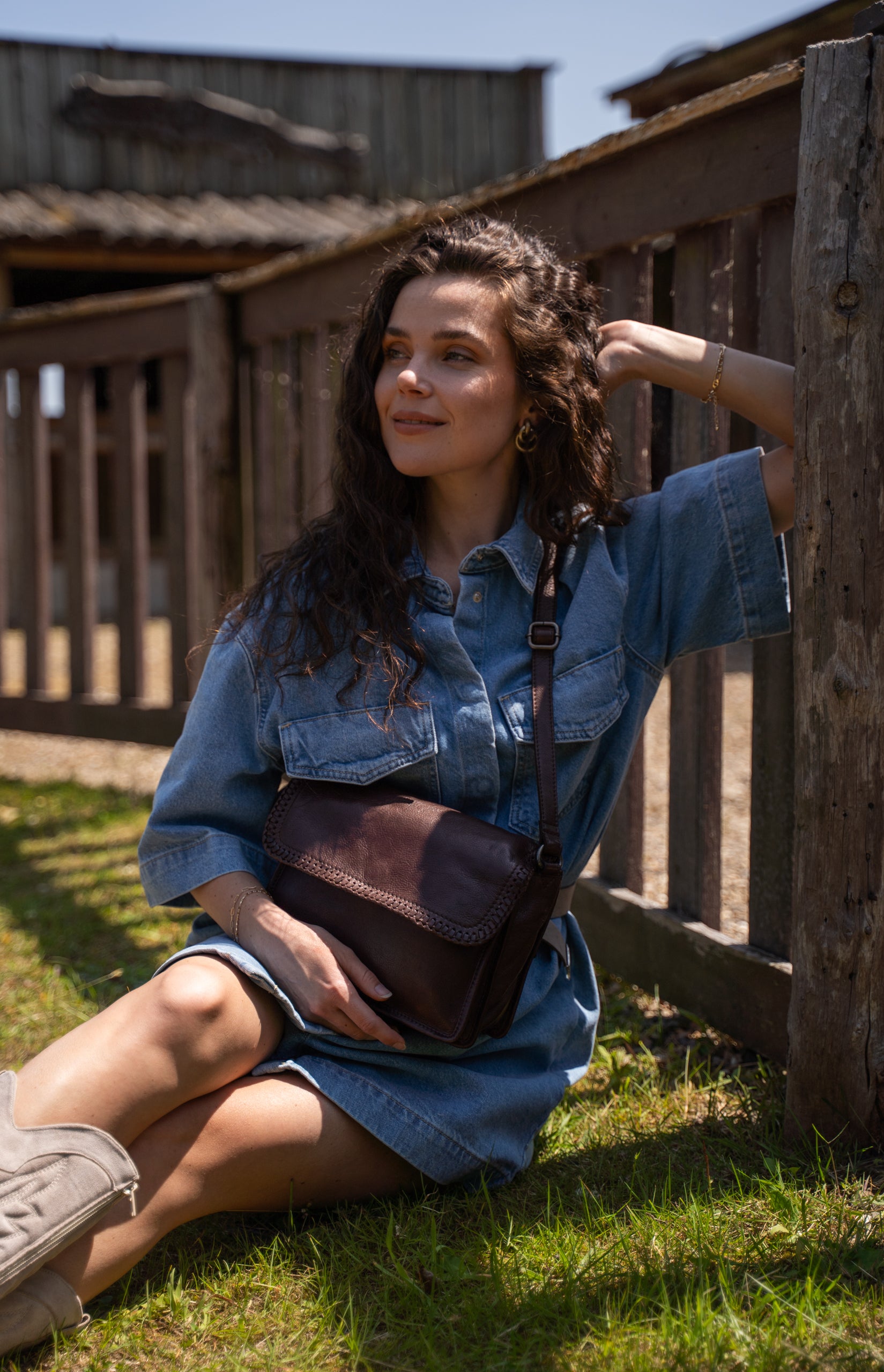 Elegante Crossbodytasche 24x19cm Schwarz – Leder & geflochtene Klappe - leder-accessoires.com
