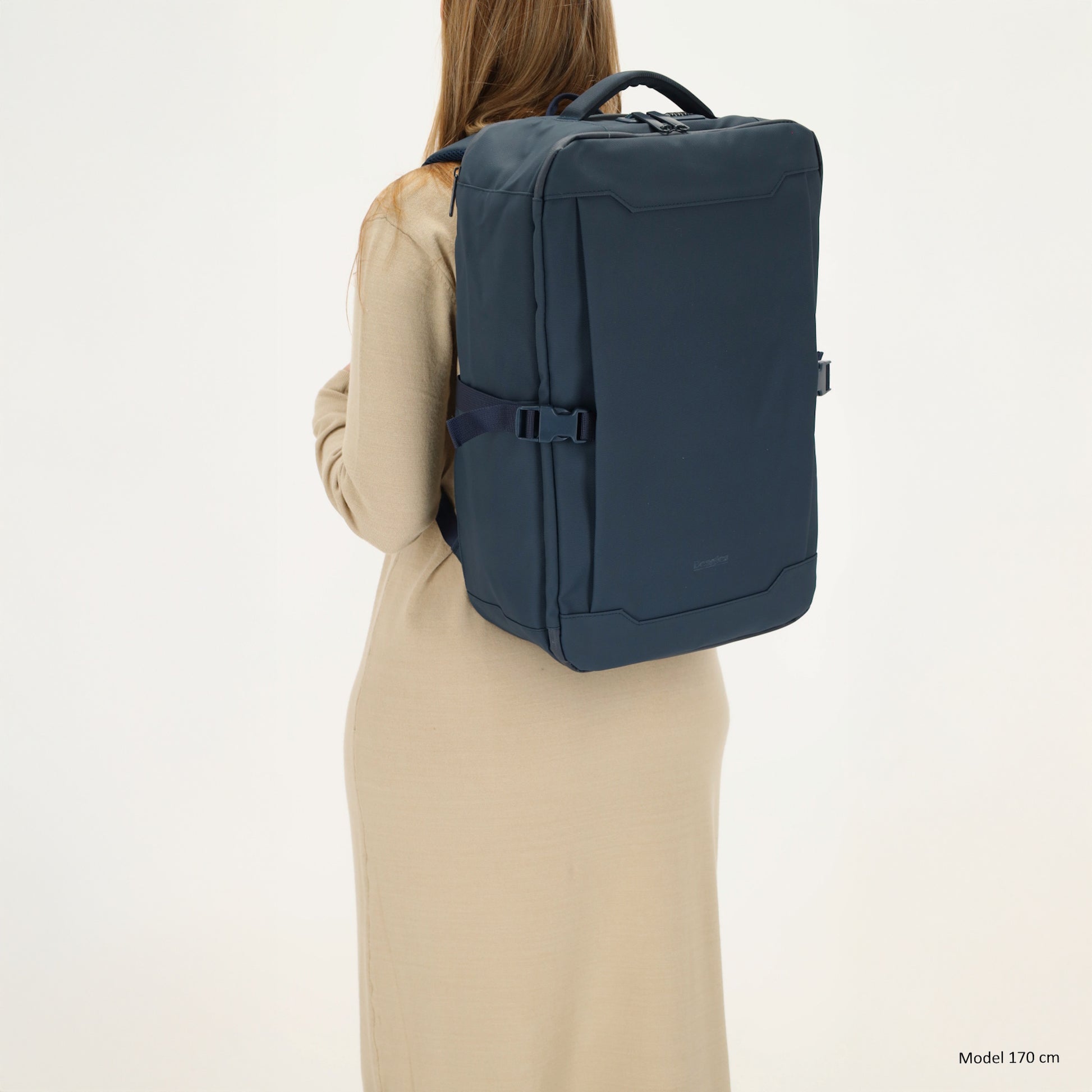 Rucksack 48x32x18cm in Dunkelblau mit Brustgurt und Aufsteckfunktion - leder-accessoires.com