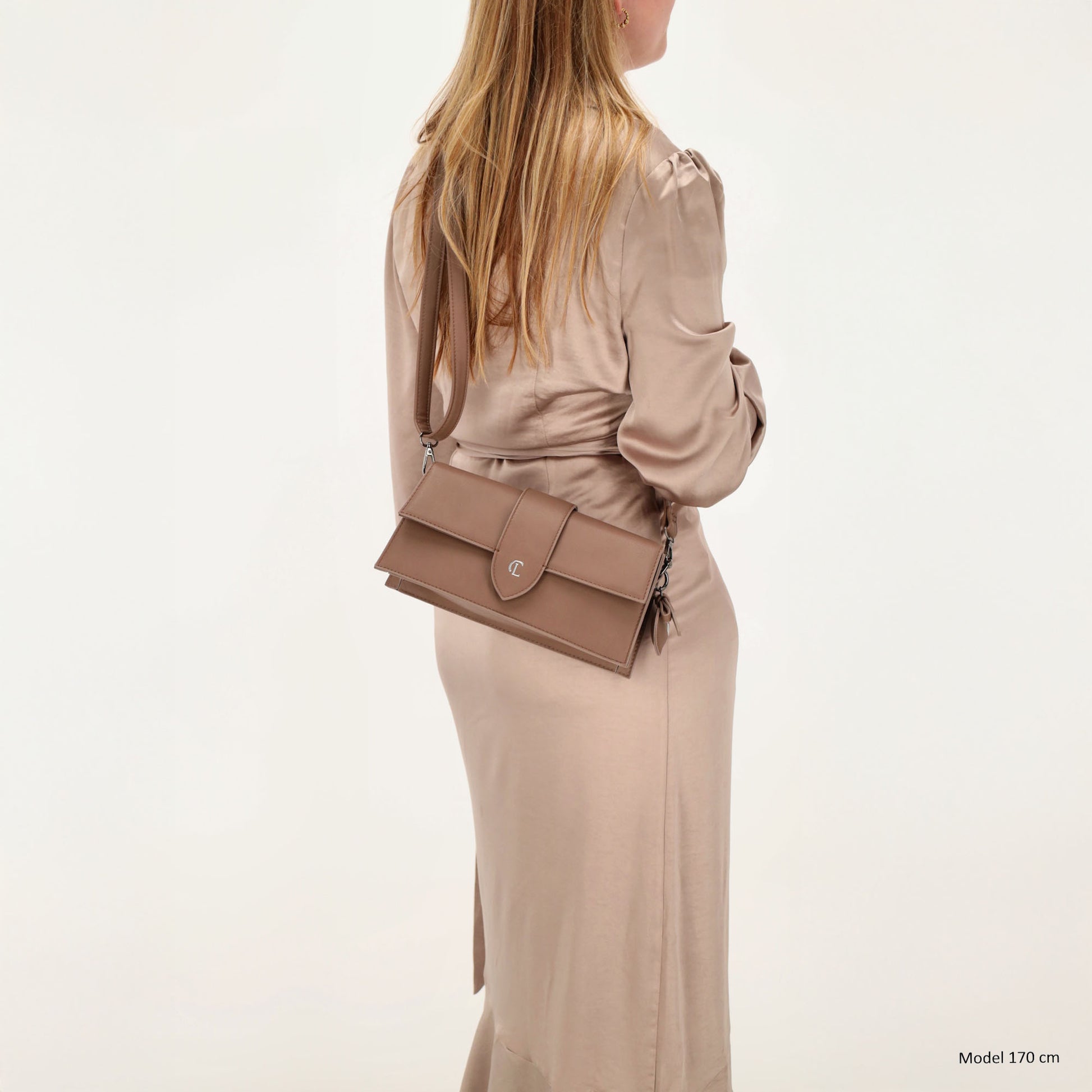 Schultertasche| Clutch 26 x 13cm in Taupe mit Überschlag - leder-accessoires.com