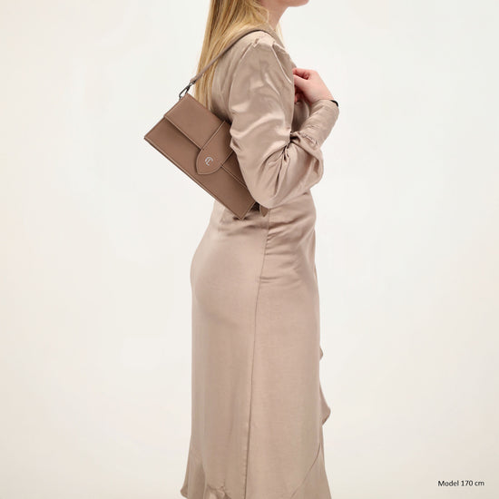 Schultertasche| Clutch 26 x 13cm in Taupe mit Überschlag - leder-accessoires.com