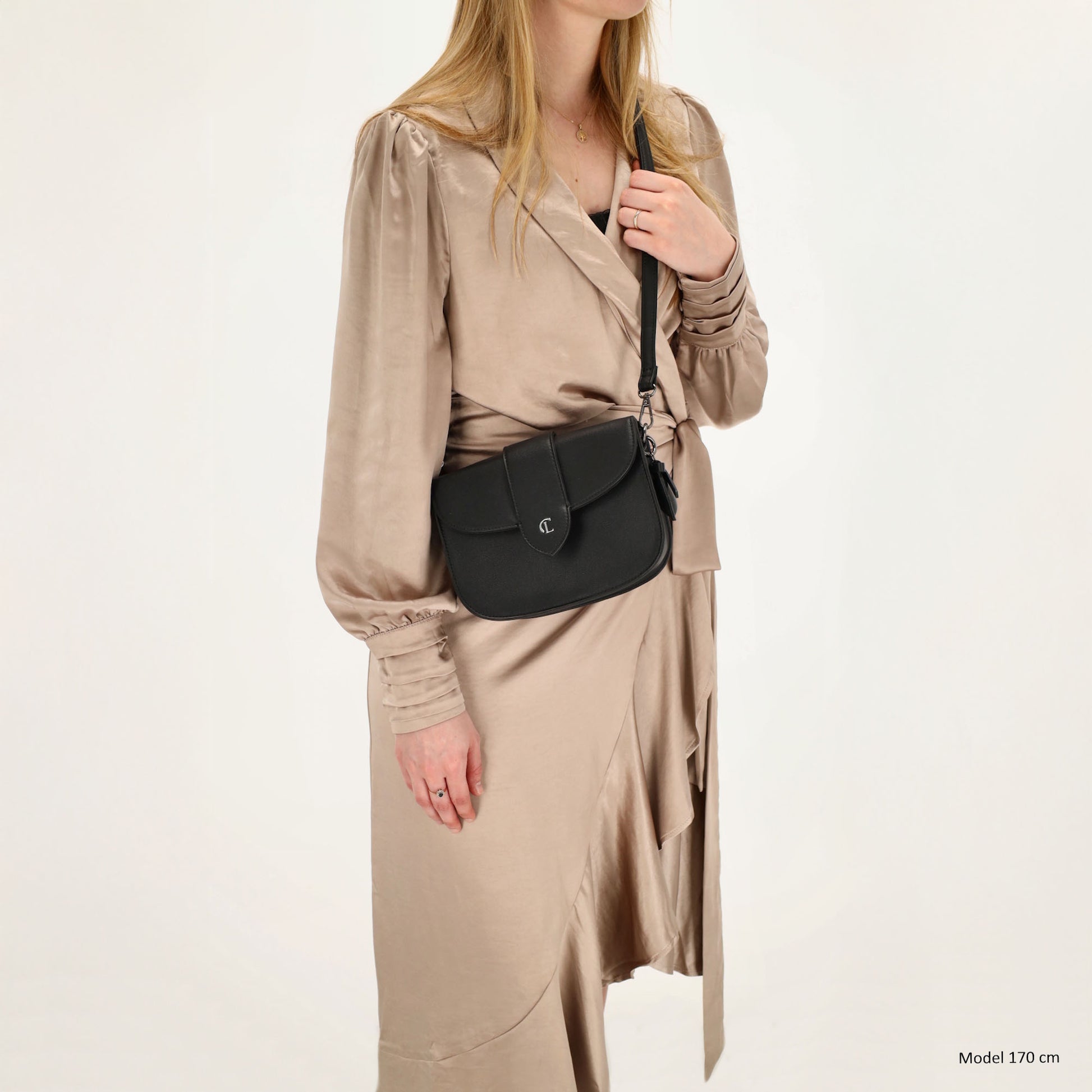 Crossbody-Tasche 16x21cm in Schwarz mit Überschlag - leder-accessoires.com